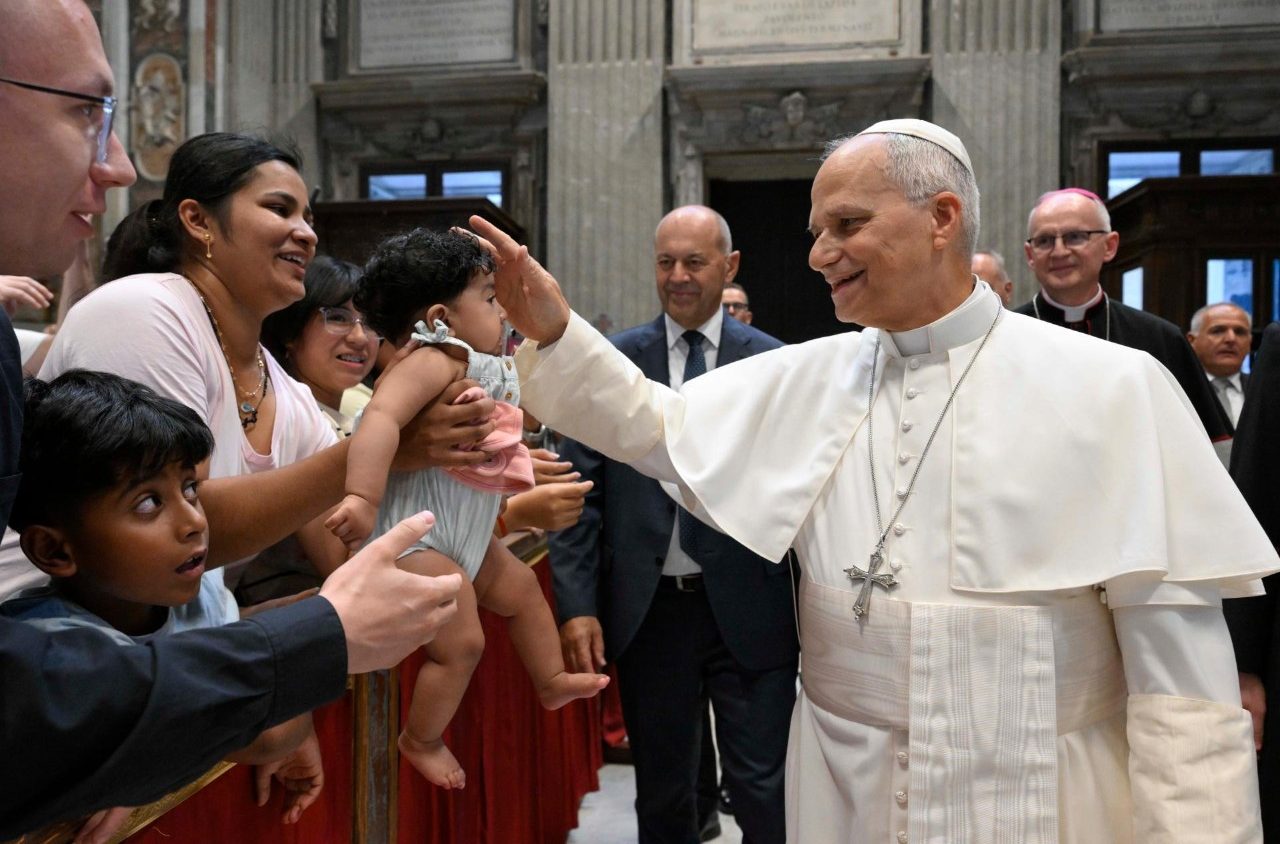 Leone XIV mette in guardia: «In diverse famiglie cristiane non avviene più la trasmissione della preghiera»
