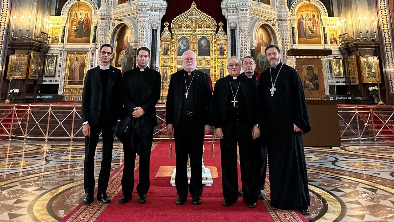 Gallagher in Moscow visits the Cathedral of Christ the Saviour