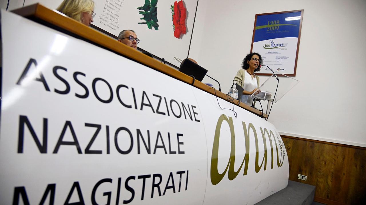 Il “No” in parrocchia e le correnti in toga: quando la giustizia cerca protezione nel gruppo