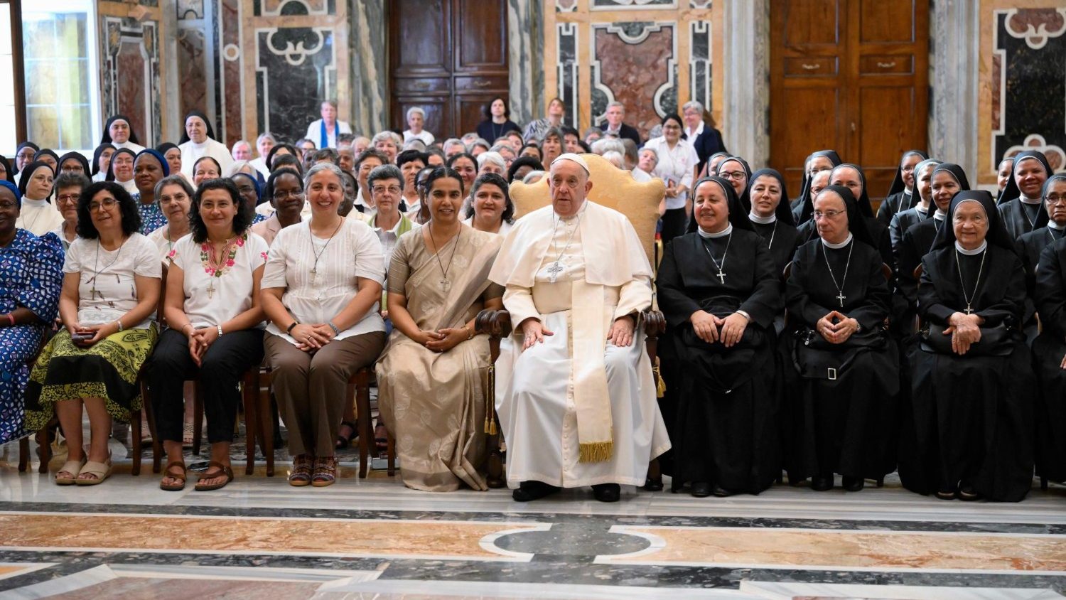 Papa Francesco ai religiosi: «Adorare! Oggi abbiamo perso il senso dell’adorazione, dobbiamo riprenderlo»