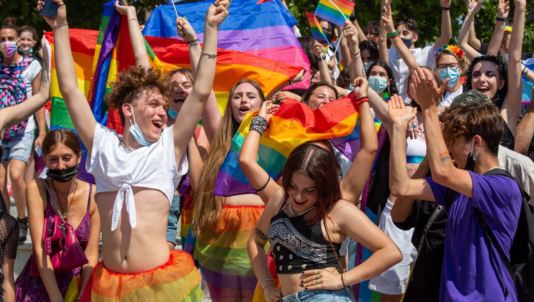 Dal carro del Pride allo stereotipo: l’insulto a Salvini che colpisce le donne trans