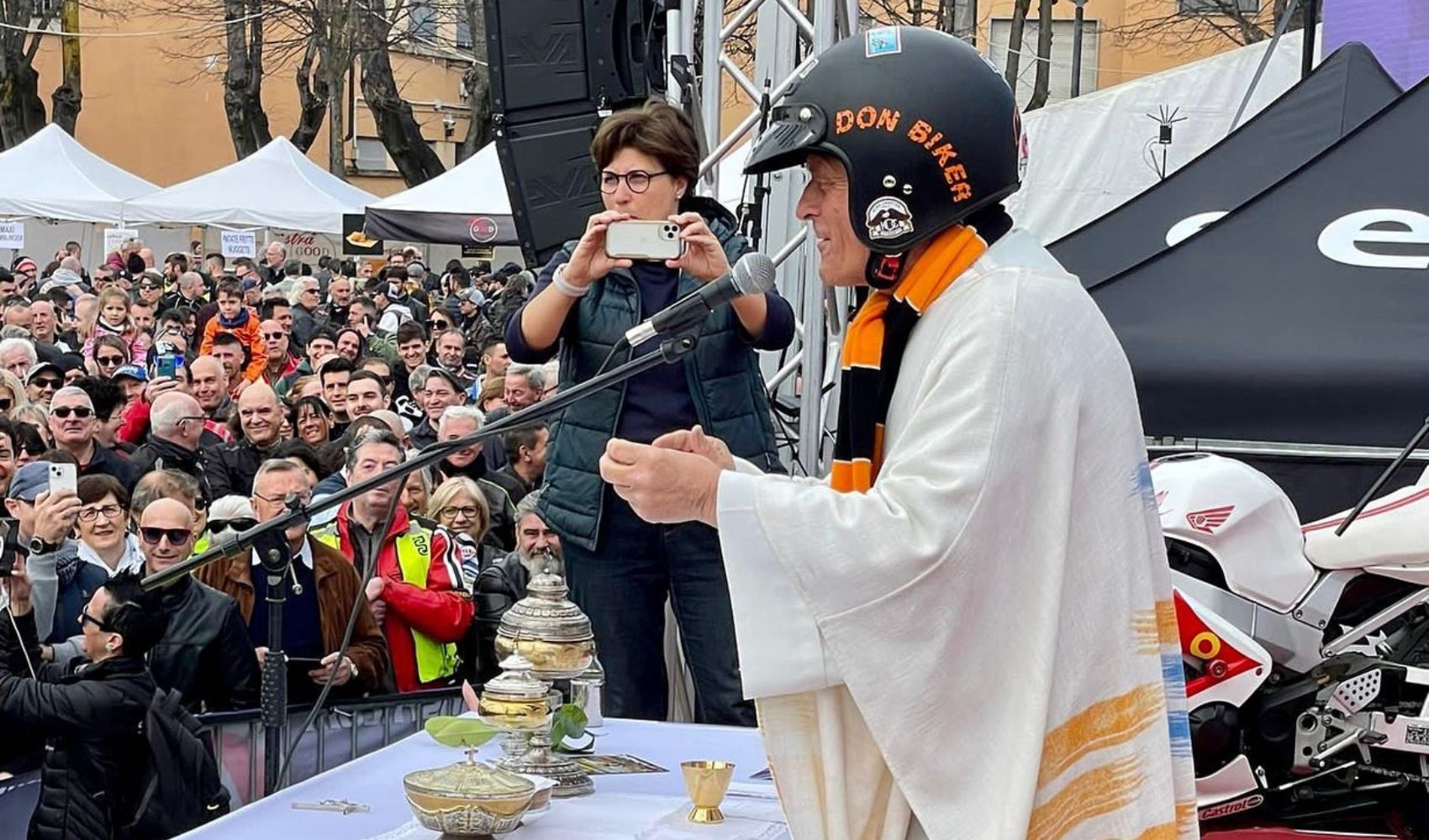 Fossano: celebra la Santa Messa con il casco in testa. Il vescovo? Non pervenuto