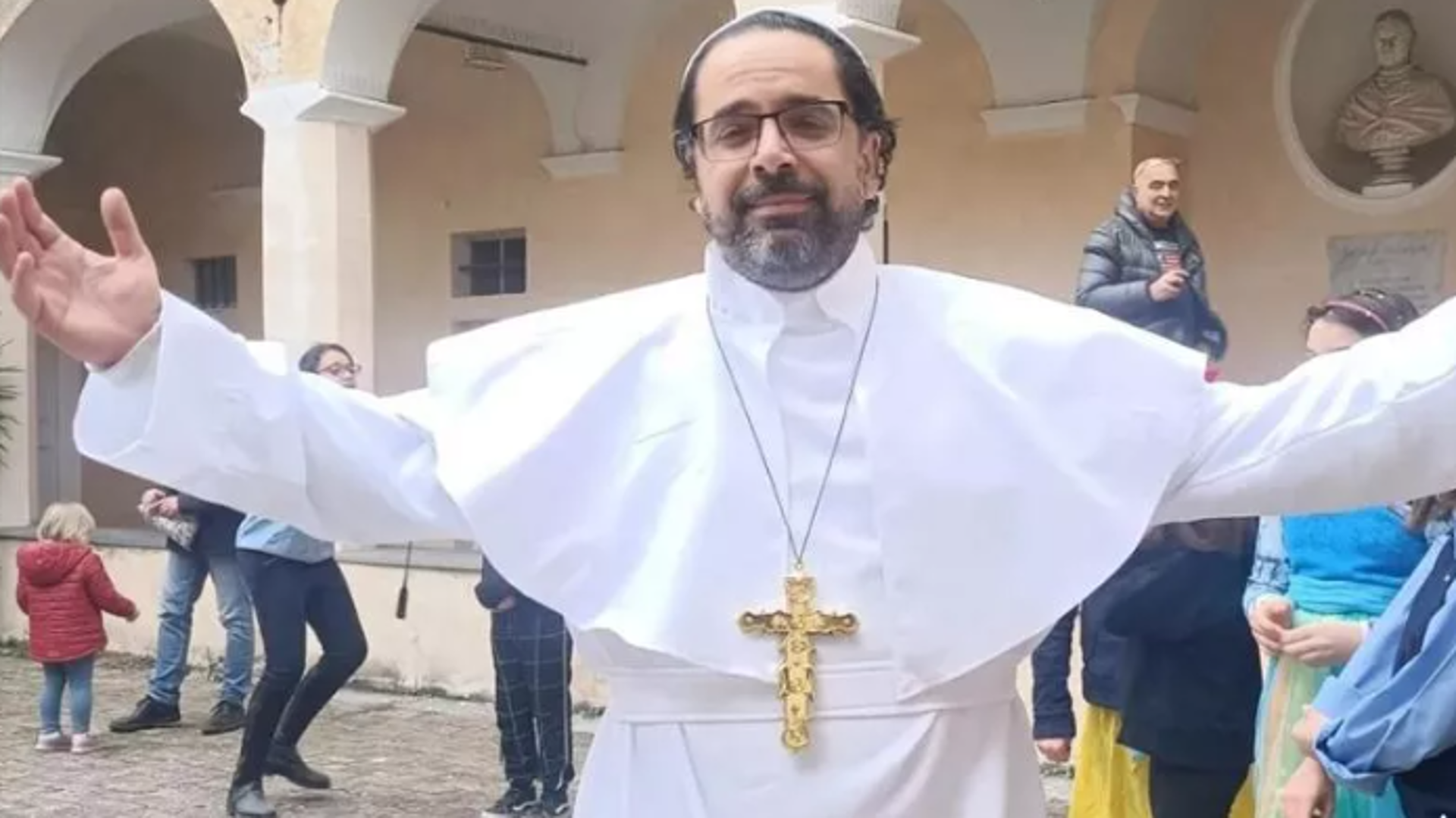 Genova. Don Fiscer, missionario digitale o cabarettista liturgico?