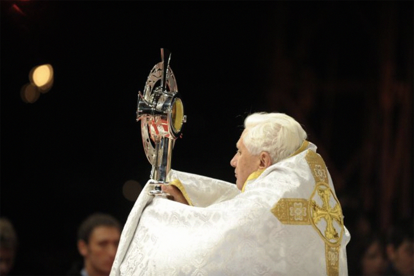 Giovedì Santo. Benedetto XVI: «Gesù ha assunto la nostra carne. Diamogli noi la nostra»