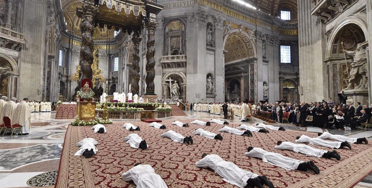 Papa Francesco: «Nessuno è così povero da non aver qualcosa da dare, e nessuno è così ricco da non aver bisogno di ricevere qualcosa»