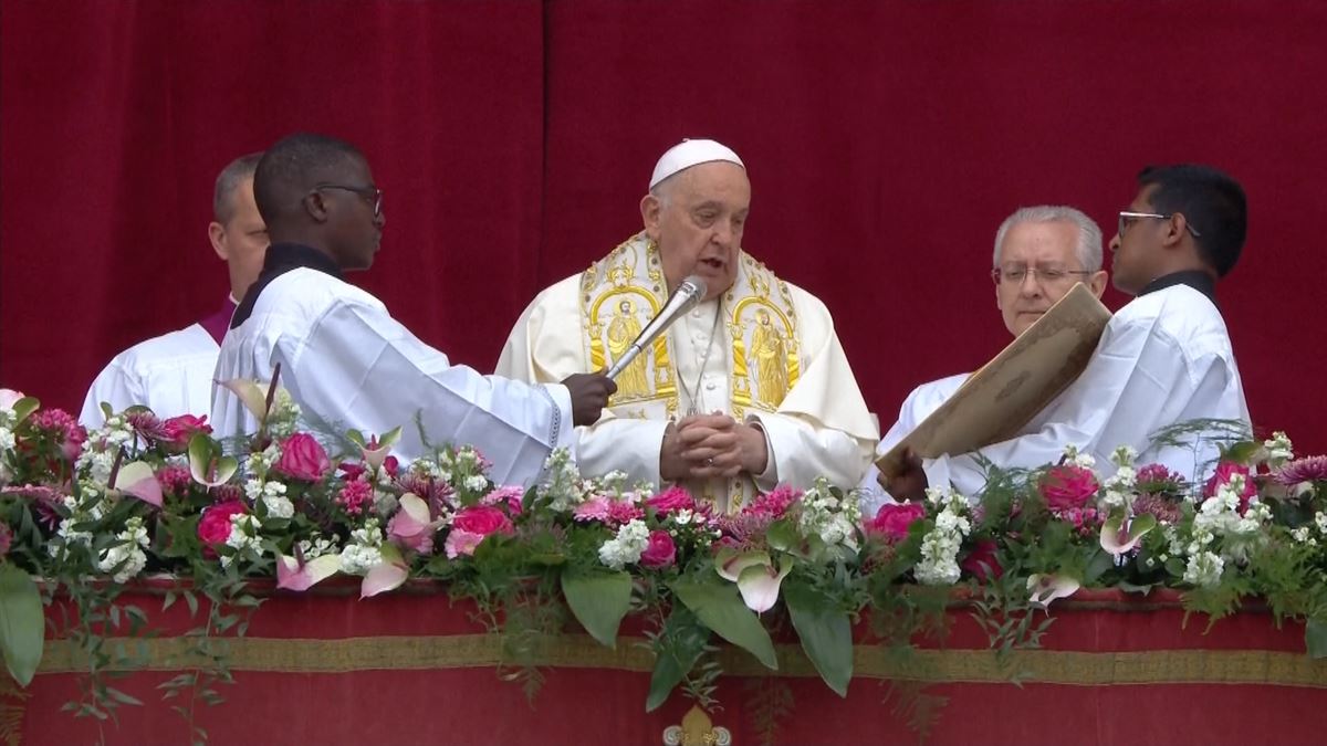 Urbi et Orbi. Papa Francesco: «Ricordiamoci dell’amore infinito di Dio per ciascuno di noi»