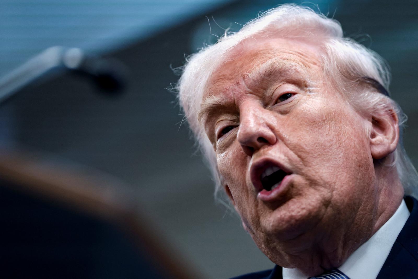 Trump attacca Leone XIV e poi si raffigura come Cristo