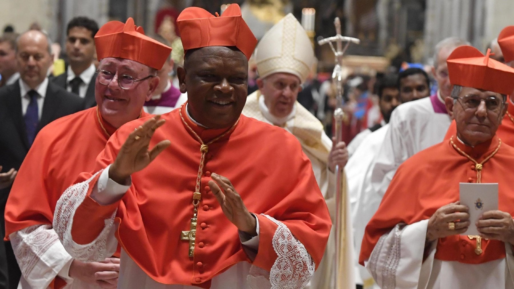 Il Papa scrive al Sacro Collegio: «Adoperatevi per trovare risorse economiche». Un cardinale risponde.