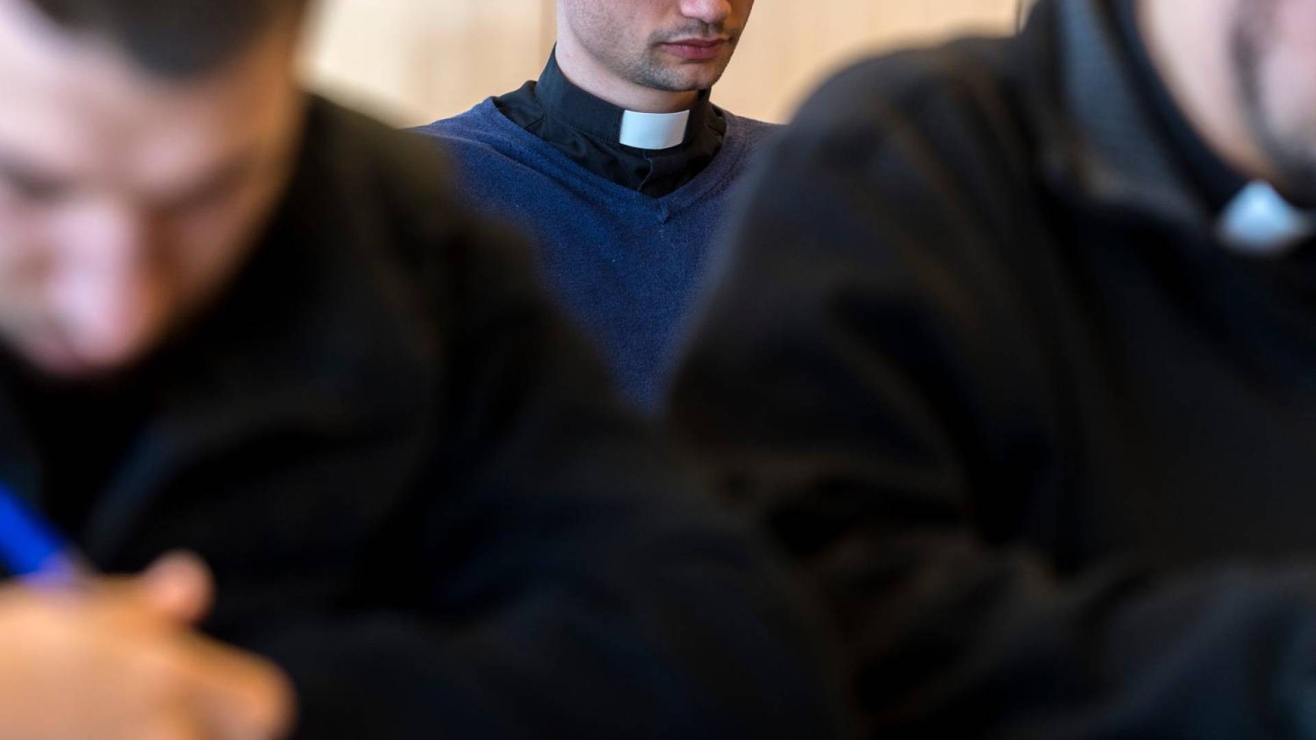 Il pettegolezzo sul prete e i laici prepotenti