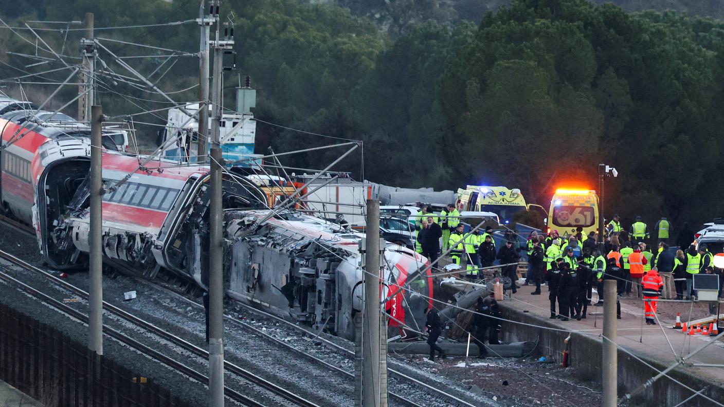 Spagna in lutto: scontro tra due treni AV ad Adamuz, almeno 39 morti. Leone XIV invia un telegramma di cordoglio