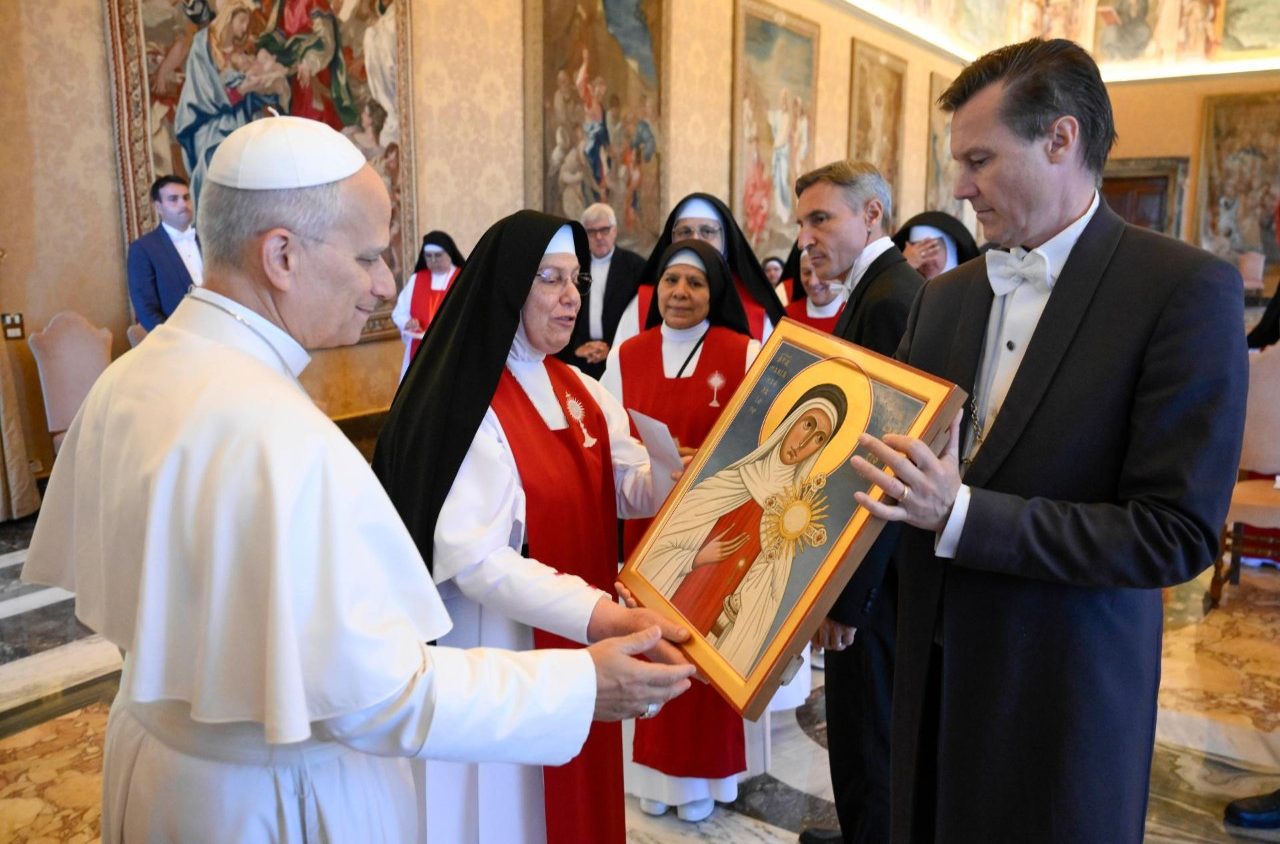 Il Papa ha ricevuto le monache che pregano davanti all'Eucaristia giorno e notte