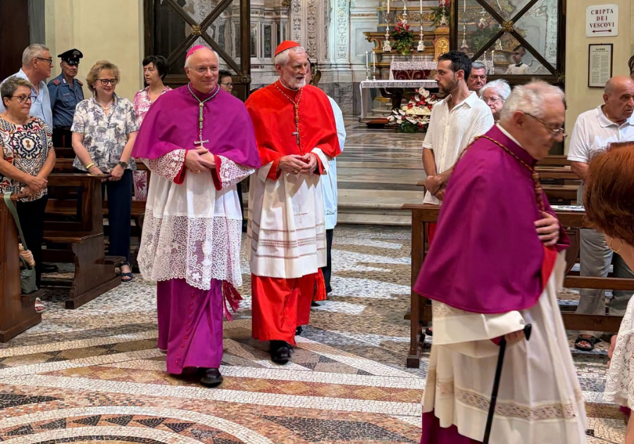 Perché l'arcivescovo di Vercelli indossa il rosso cardinalizio?