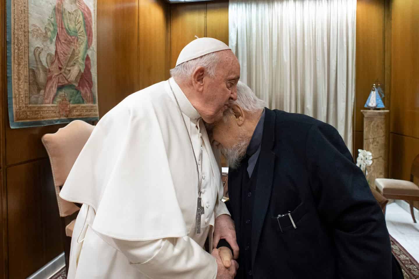Papa Francesco sbeffeggia Parolin e firma la prefazione ad un libro di Enzo Bianchi