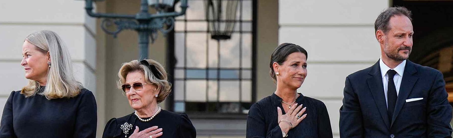 Il saluto inatteso di Haakon VIII davanti al Palazzo Reale