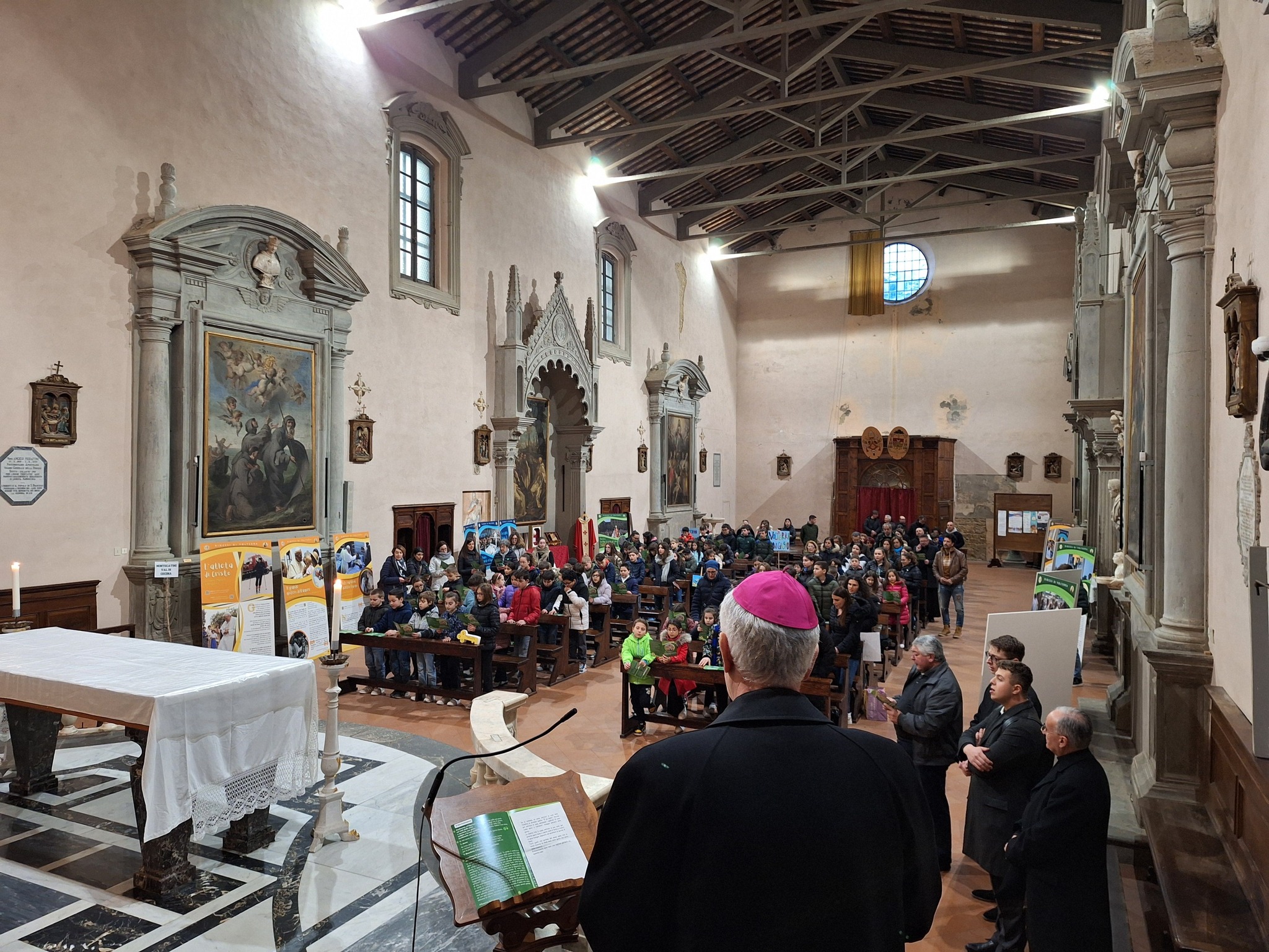 Volterra. Mons. Campiotti ai giovani: «Se vogliamo vivere bene la nostra vita dobbiamo passare attraverso una porta, che è Gesù»