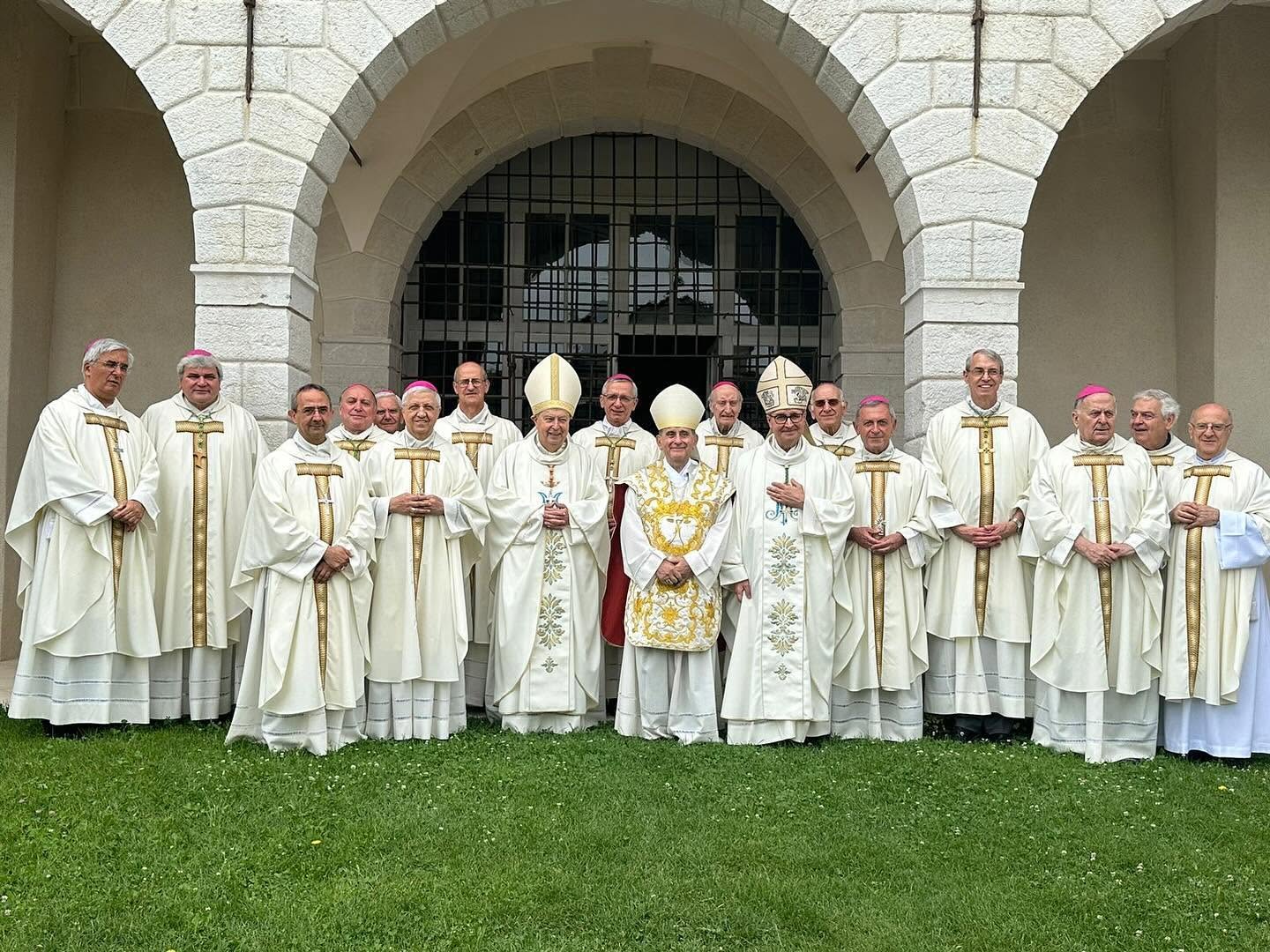 «Non siete soli». I vescovi della Lombardia scrivono ai sacerdoti nel giorno del Sacro Cuore