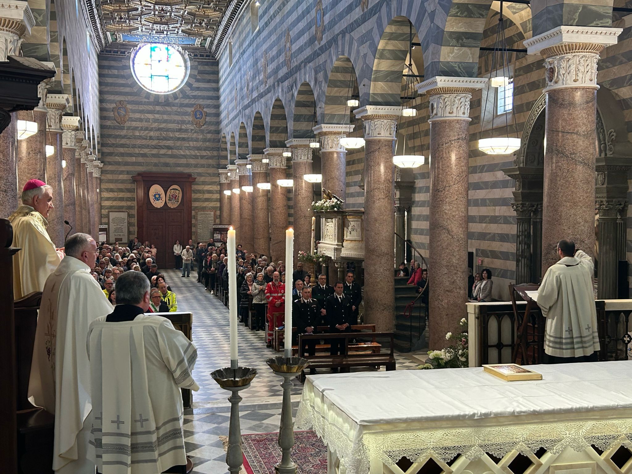 Volterra prega per Papa Francesco. Mons. Campiotti: "Pietro è testimone della Resurrezione"