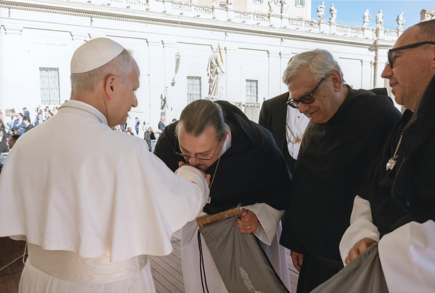 Una fascia ricamata per Leone XIV: il dono della Pia Unione Santa Rita che sigilla un legame di fedeltà agostiniana
