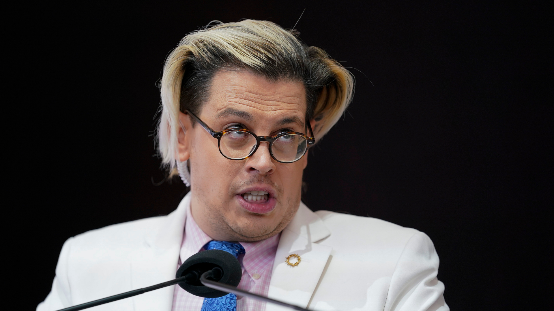 Milo Yiannopoulos chiedeva espulsioni di massa. Ora gli Stati Uniti hanno espulso lui