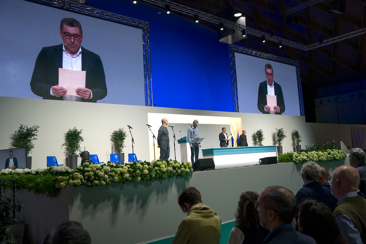 Come è stato tagliato l’audio di Giussani agli Esercizi di Comunione e Liberazione