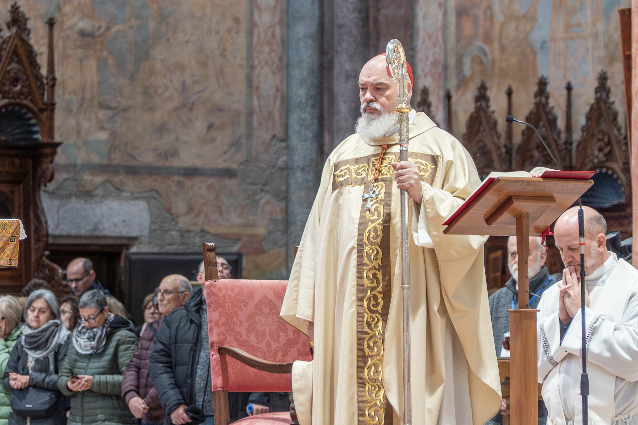 Dall’Iran ad Assisi, il cardinale Mathieu indica la via della pace pregando sulle spoglie di Francesco
