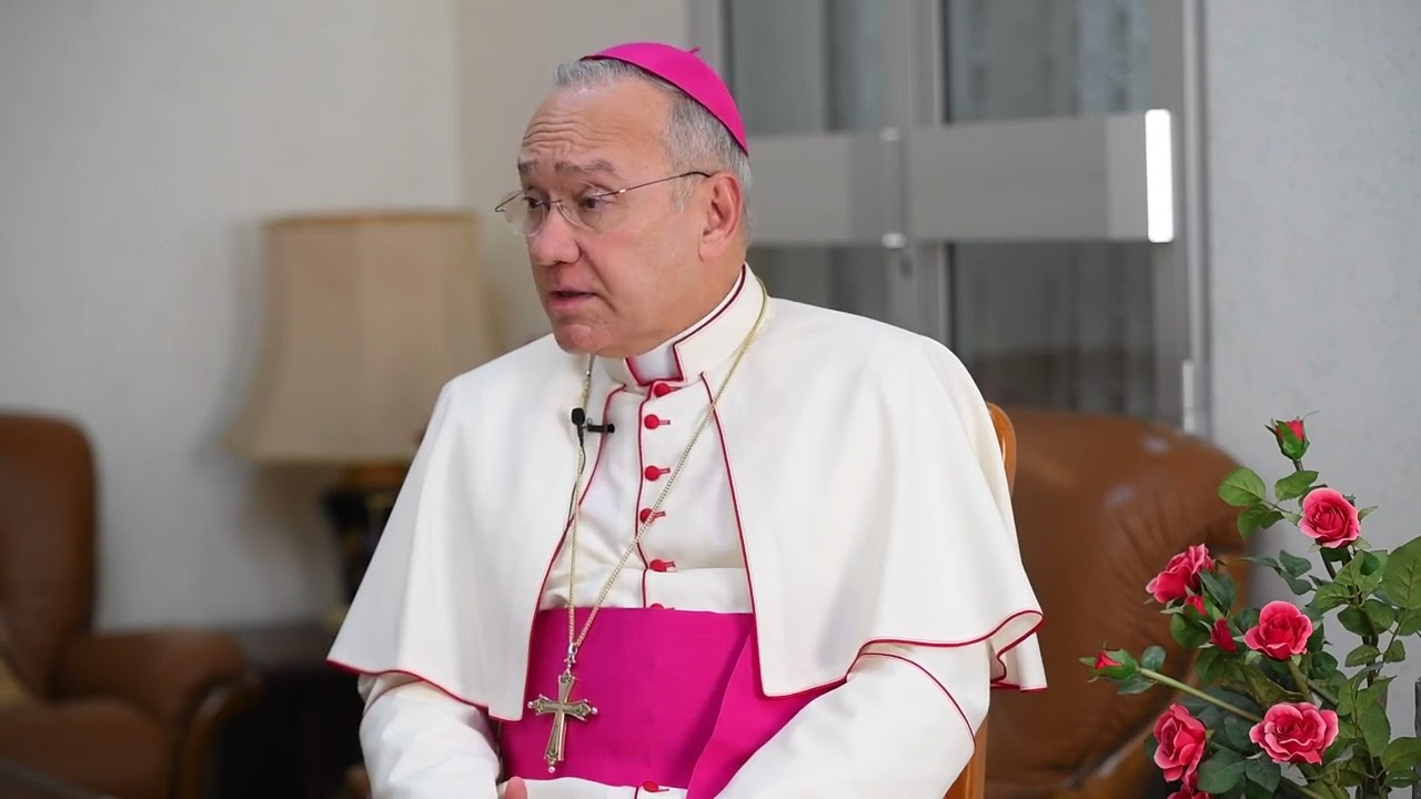Tra Nunzi in passerella e cerimonieri ossessionati da pizzi e pastorali