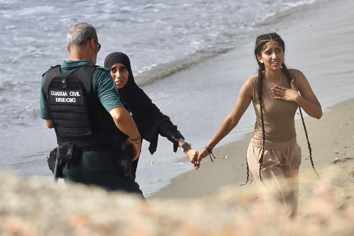 Ceuta travolta da migliaia di migranti: almeno 18 morti e frontiera sotto pressione