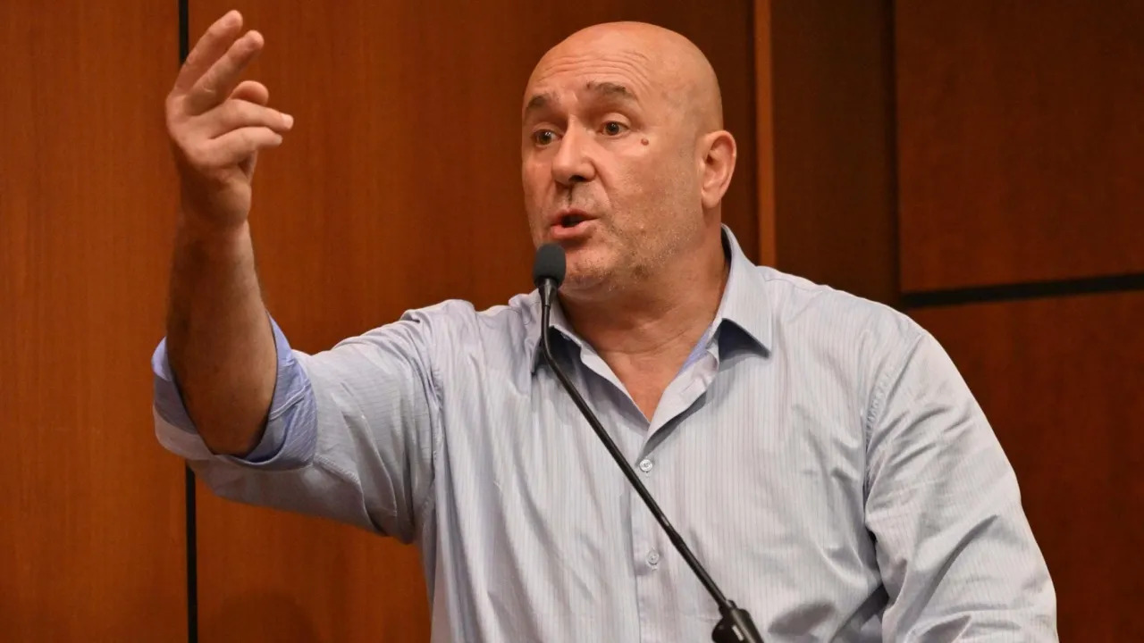 «Una massa di fro***»: Bandecchi e l'insulto omofobo durante il Consiglio comunale