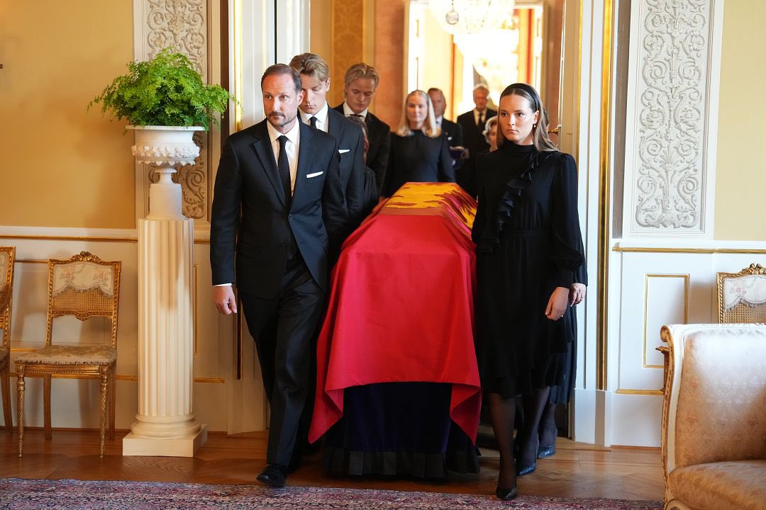 Il saluto inatteso di Haakon VIII davanti al Palazzo Reale