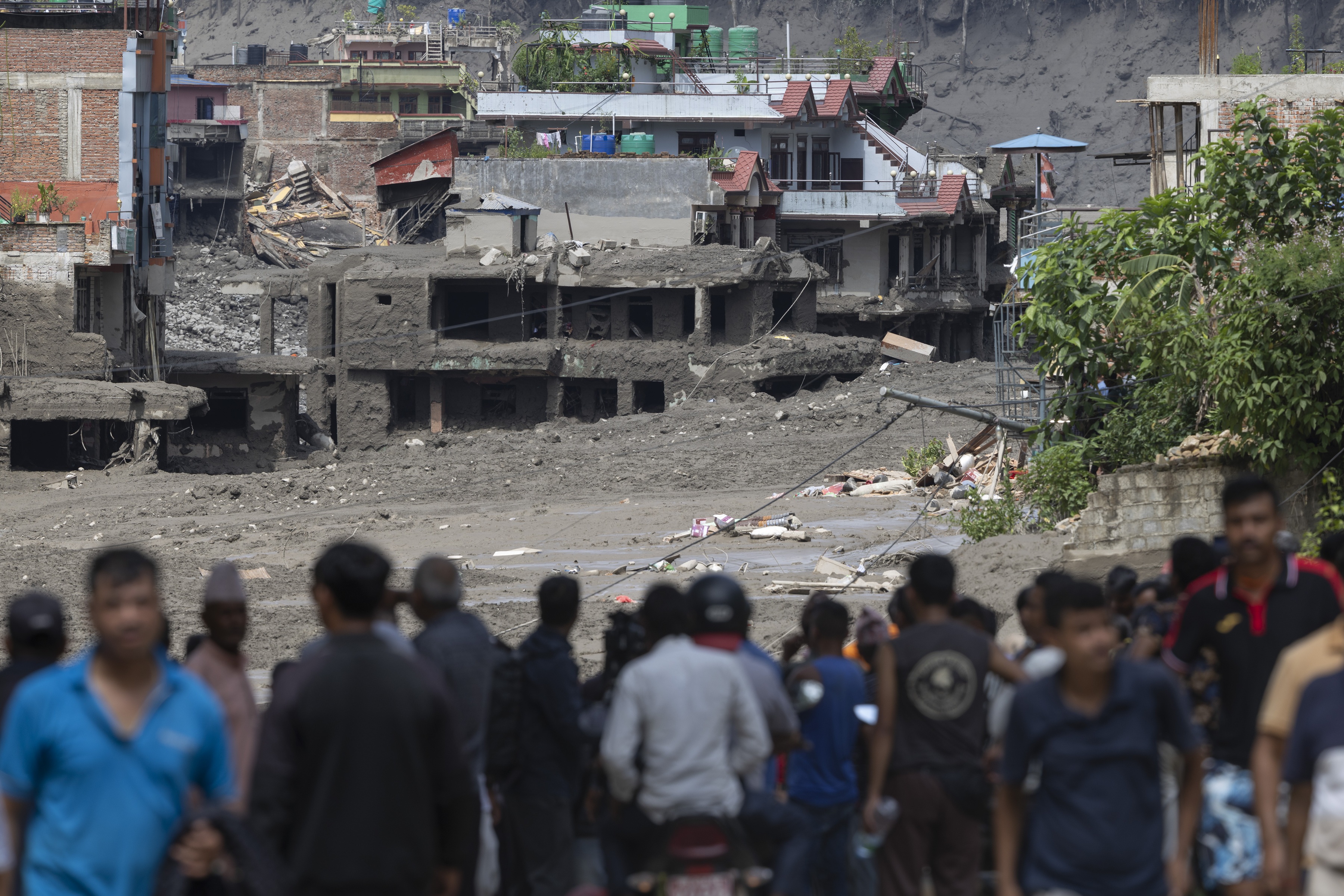 Cosa è successo tra Nepal e Tibet, dove il crollo di un ghiacciaio ha travolto due valli