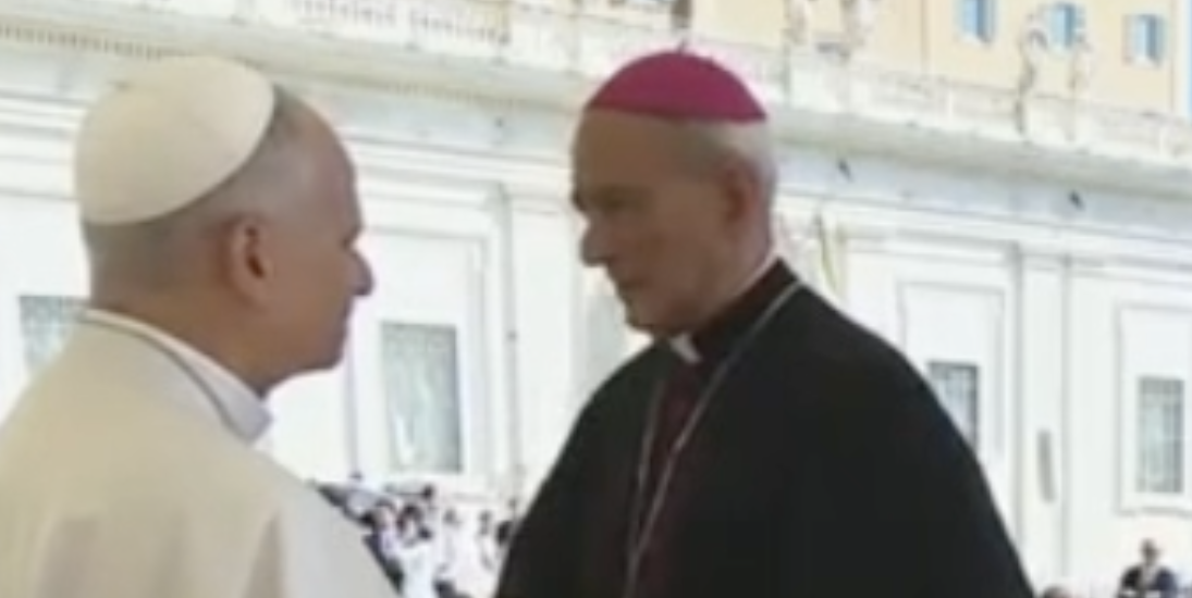 Il colloquio piuttosto teso tra Leone XIV e Sánchez Sorondo in piazza San Pietro