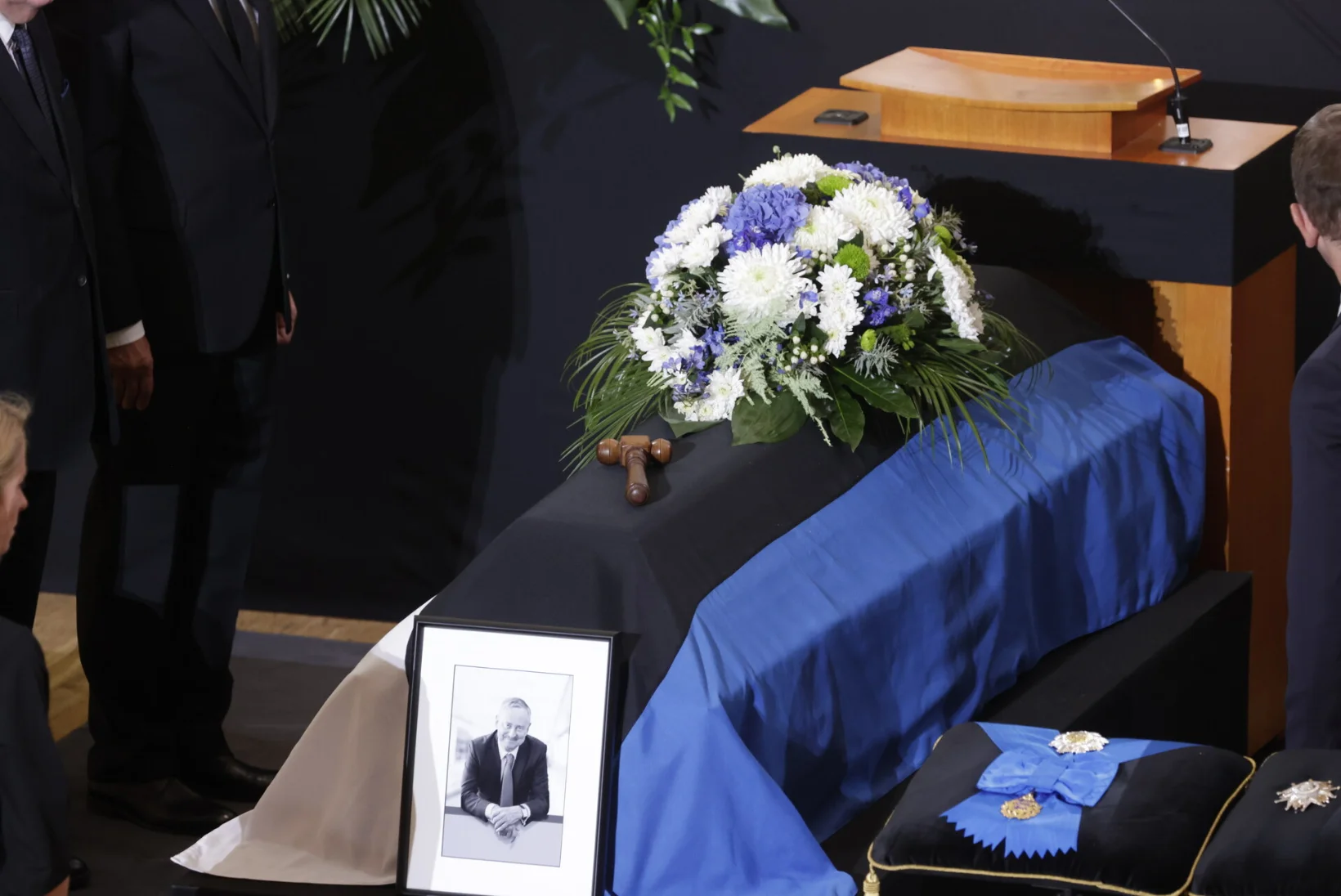 Estonia bids farewell to Siim Kallas with state honours
