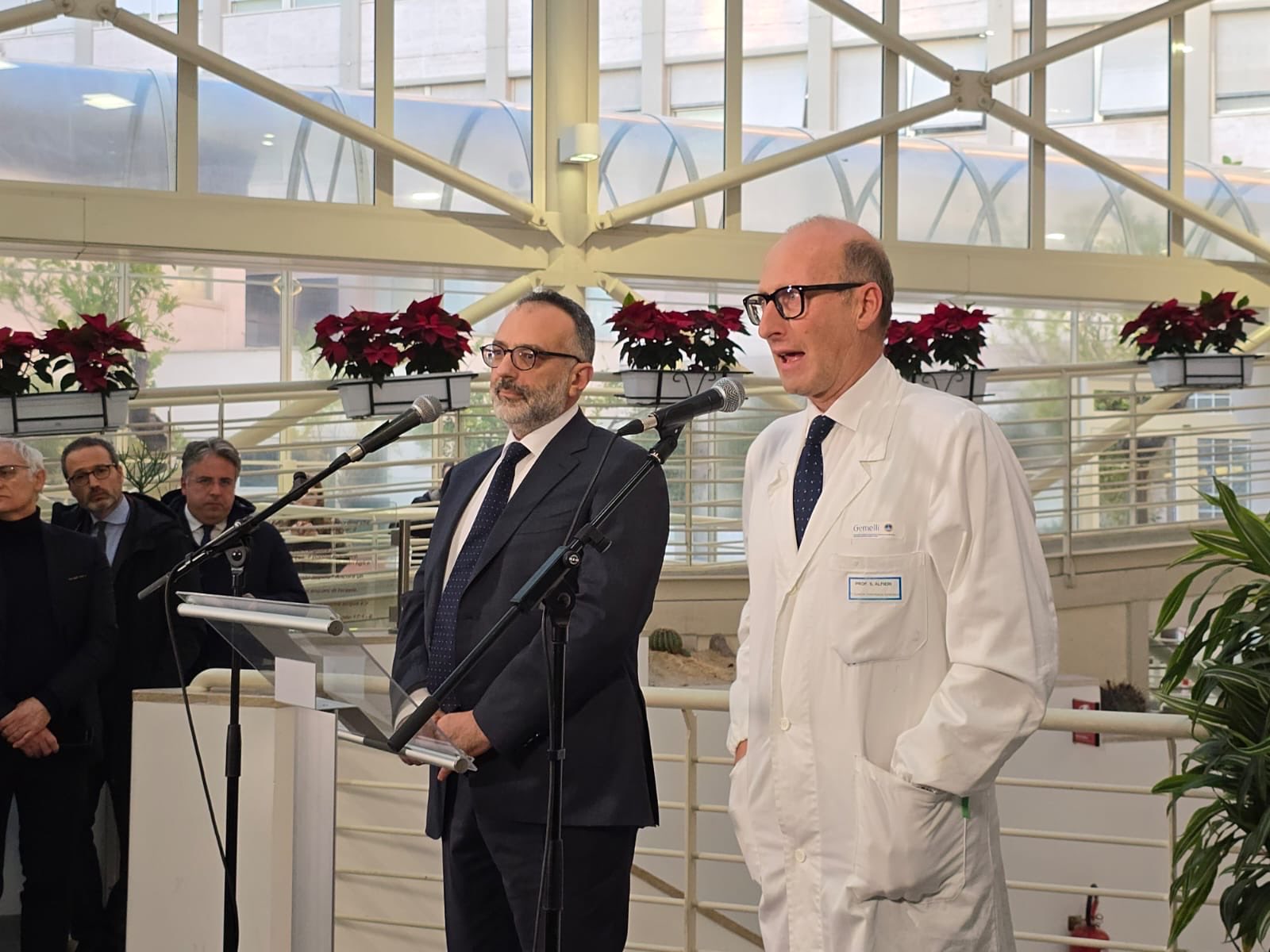 Il medico accusato di falso dalla procura presiede la conferenza stampa al Gemelli
