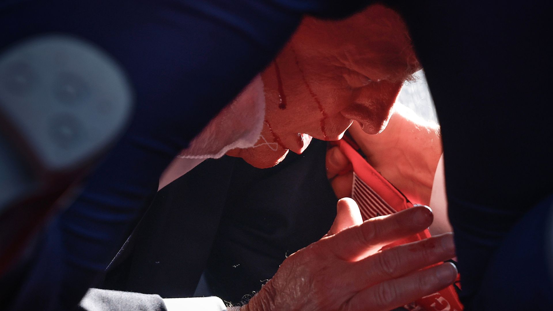 USA sotto shock. Trump raggiunto da colpi di arma da fuoco.