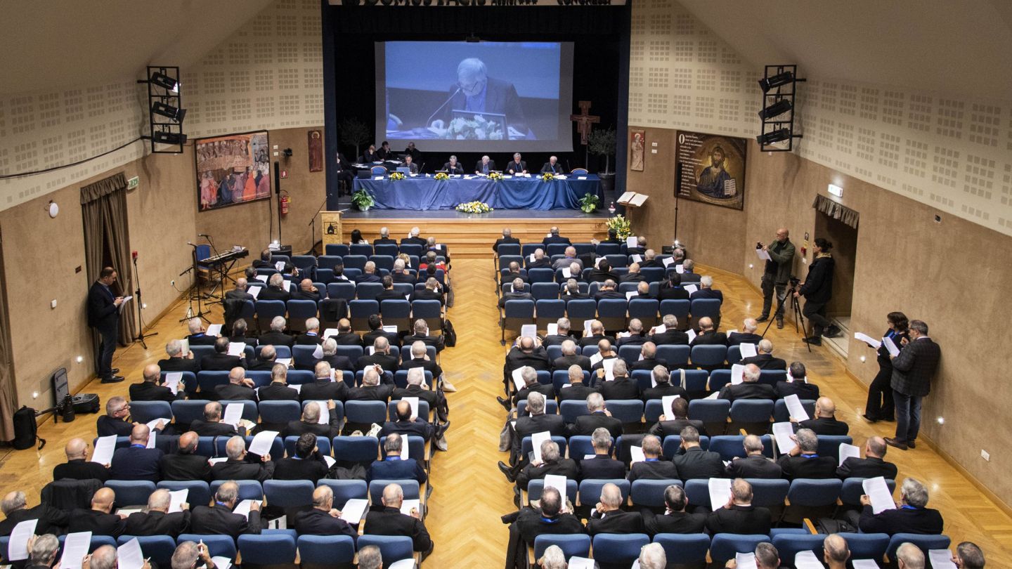 Assemblea CEI. Zuppi: "La figura e il ministero del prete sono decisivi nella Chiesa di oggi".