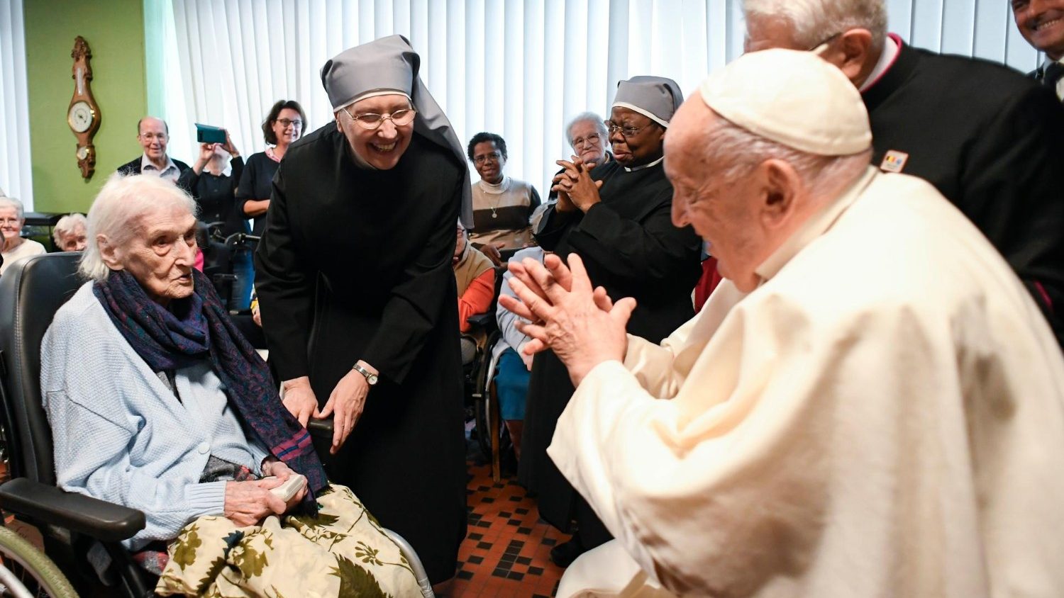 Fuori programma del Papa a Bruxelles. Il Pontefice visita una residenza per anziani