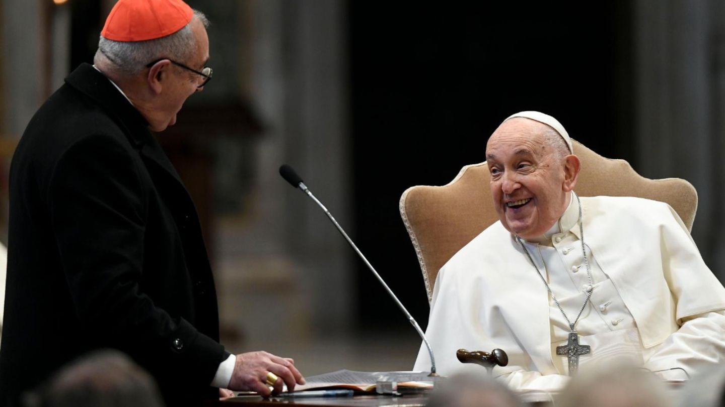 Papa Francesco ai preti di Roma: «Gesù fa un po' lo scemo». Un disco rotto contro i preti giovani