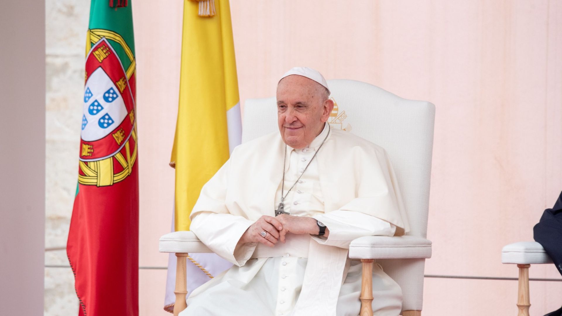 Papa Francesco atterra a Lisbona: "Pellegrino di speranza in Portogallo".