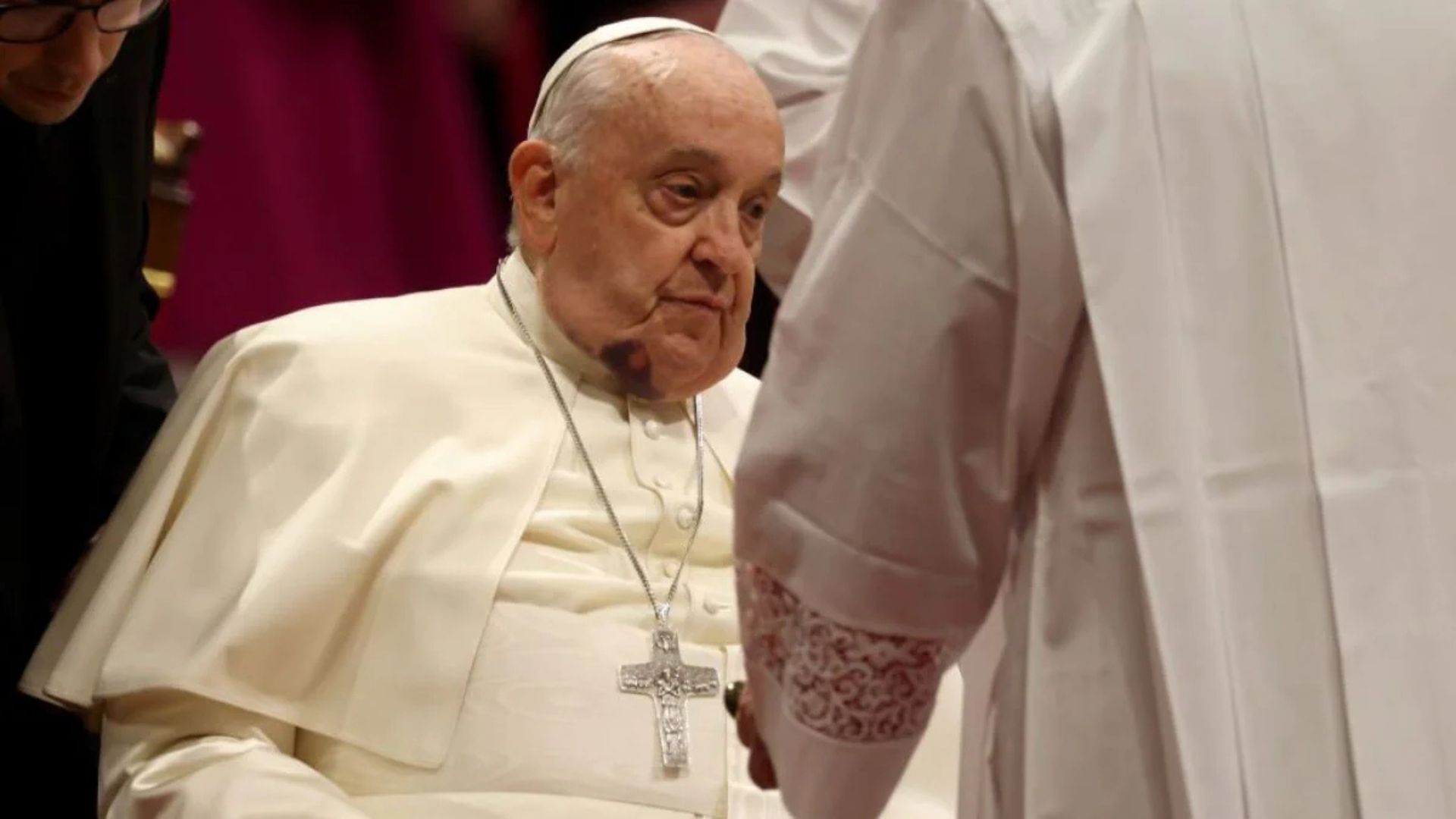 Papa Francesco non sta bene. Resta in ospedale più del previsto