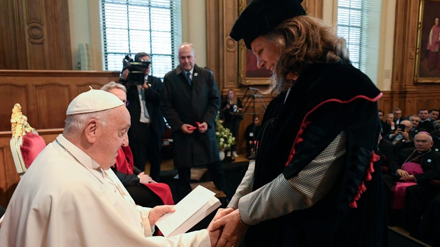 Bénédicte Lemmelijn all’AVEPRO: il Vaticano premia chi contesta il Papa?