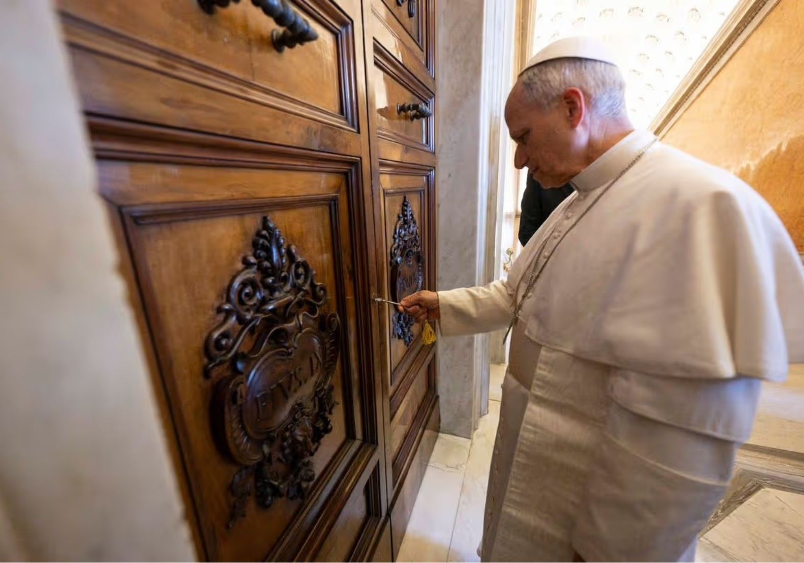 Quella luce accesa nel Palazzo Apostolico e il morboso feticcio per il gossip degli sciacalli