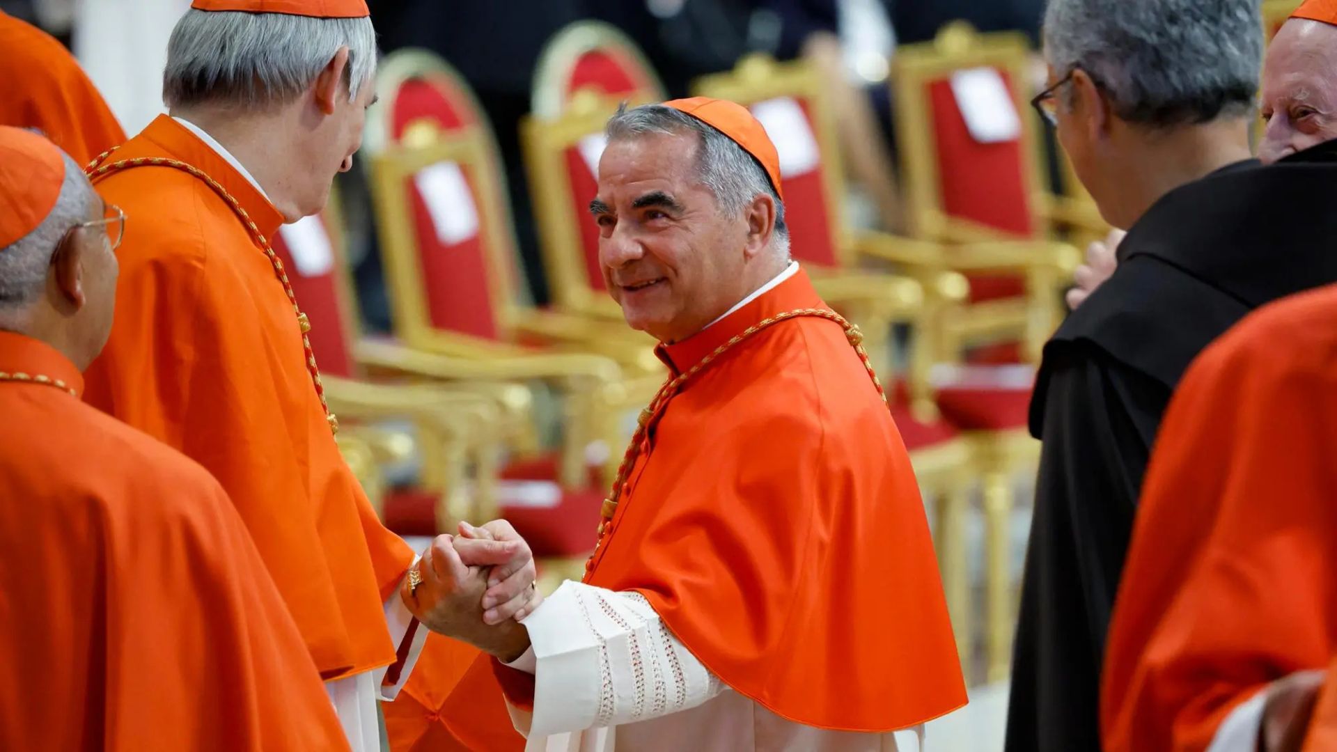 Conclave. Becciu, dentro o fuori? L'ennesimo pasticcio di Francesco