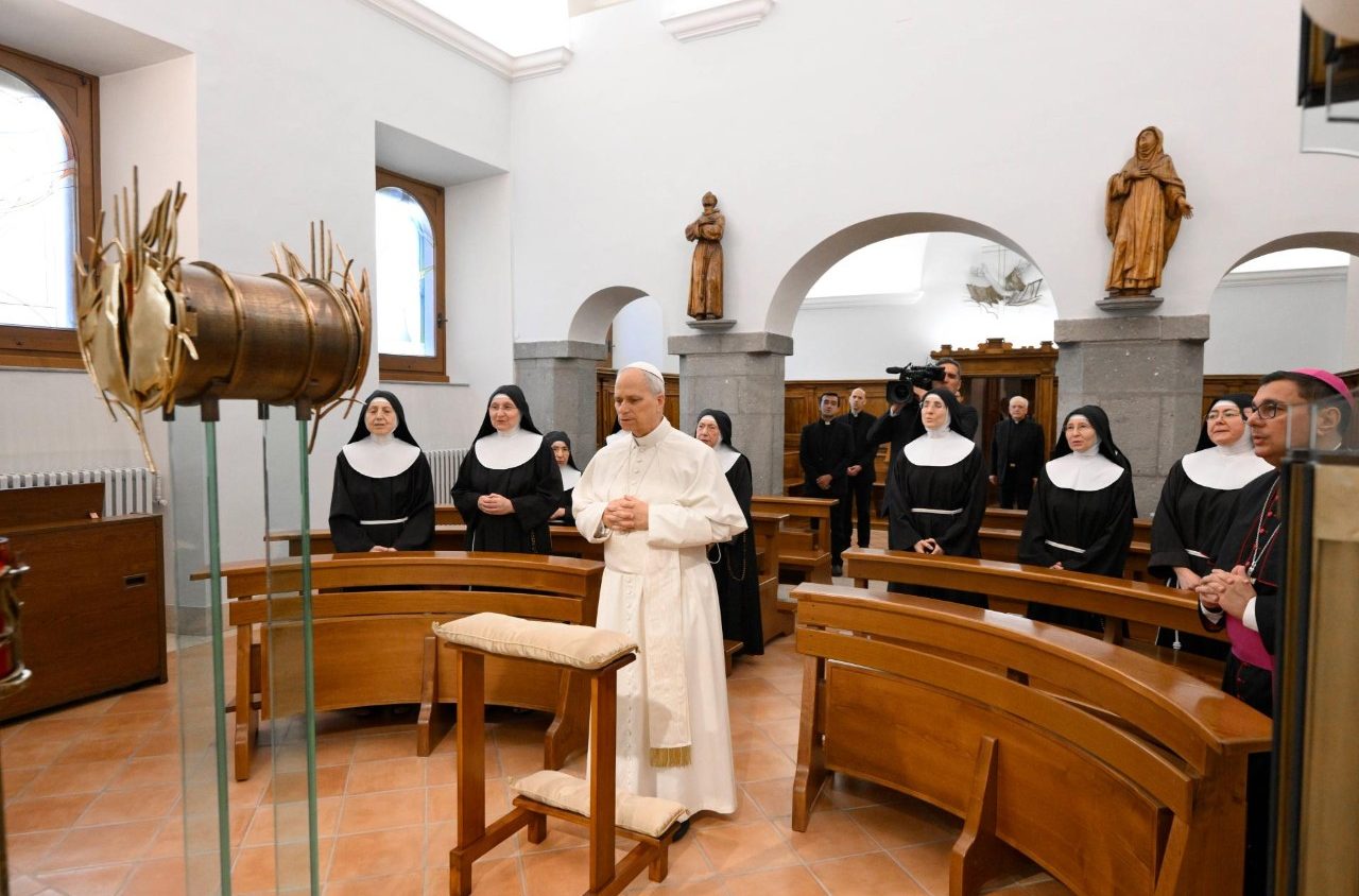 Leone XIV visita le Monache Clarisse: "Pregate per il mio ministero"