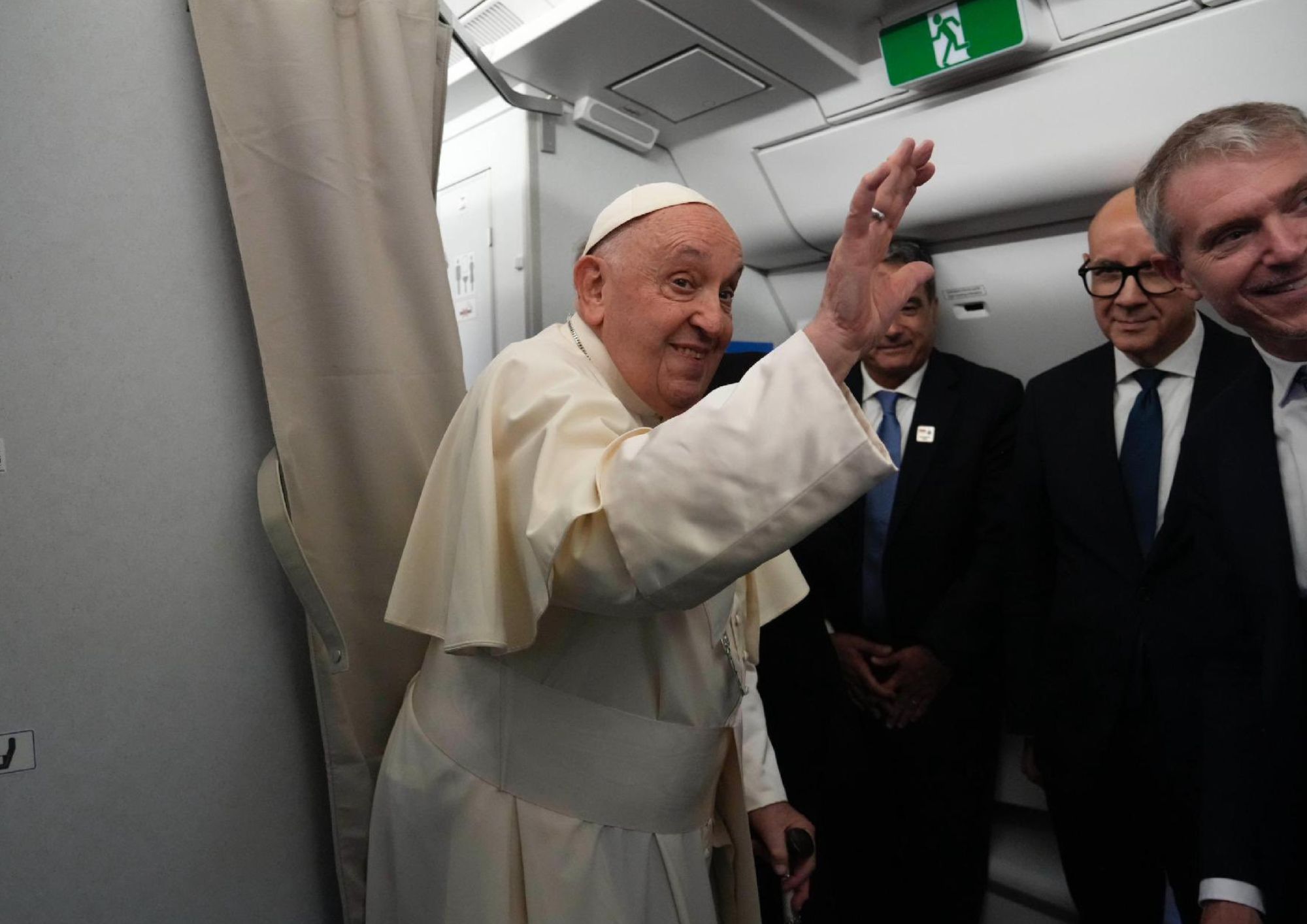 Papa Francesco sull'aereo verso Roma: «Nella politica bisogna scegliere il male minore»