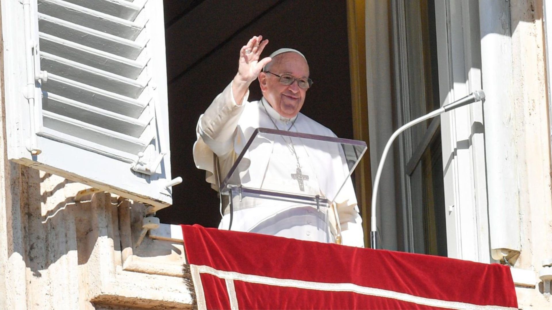 Papa Francesco all'Angelus: «Sperimentiamo l'amore gentile anche fra noi»