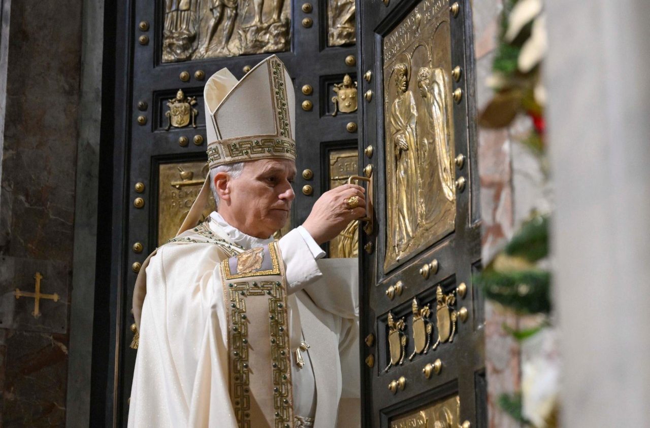 Giubileo. Leone chiude la porta santa: «Attorno a noi, un’economia distorta che prova a trarre profitto da tutto»
