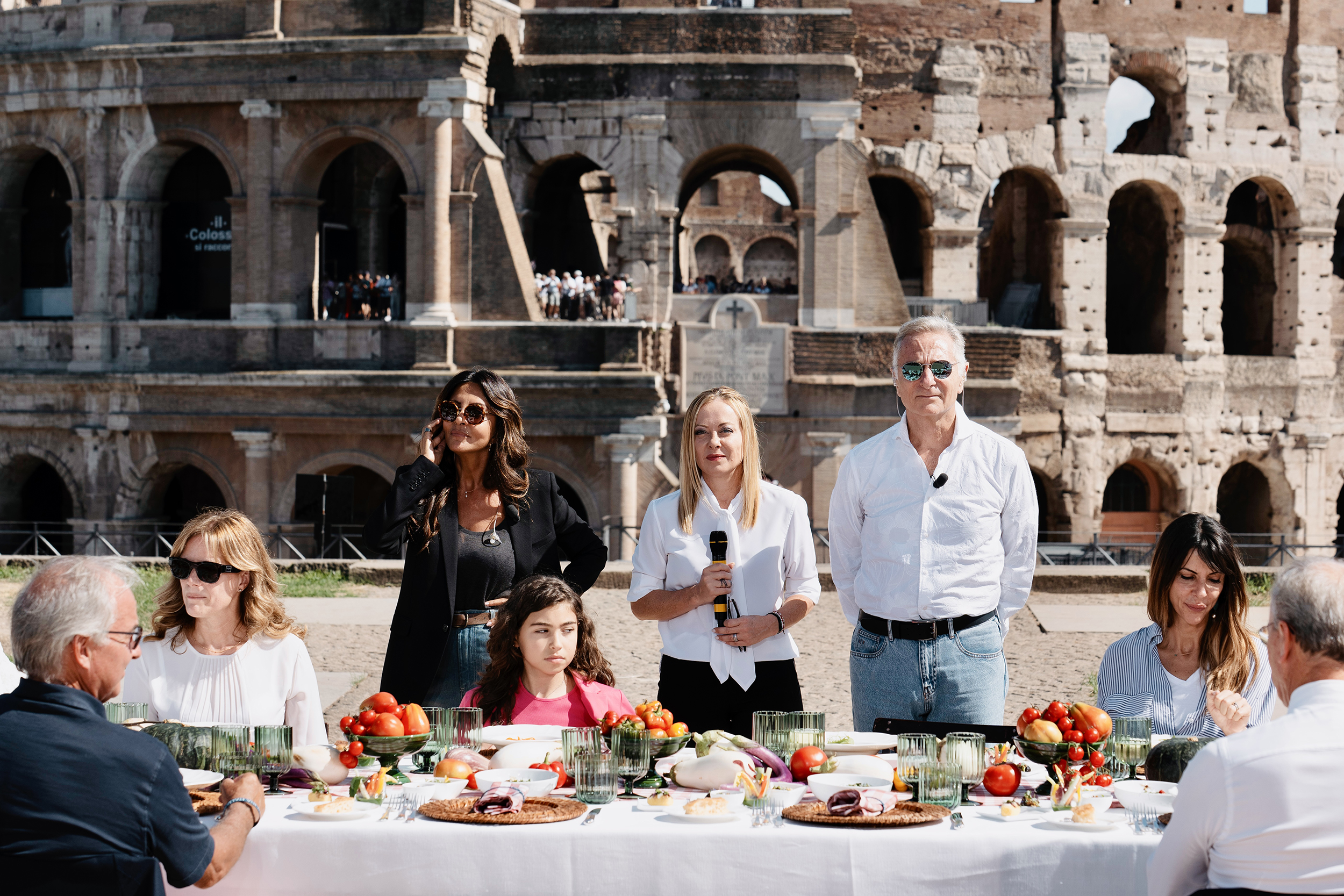 Mentre il mondo brucia, Meloni recita in tv tra cucina e famiglia
