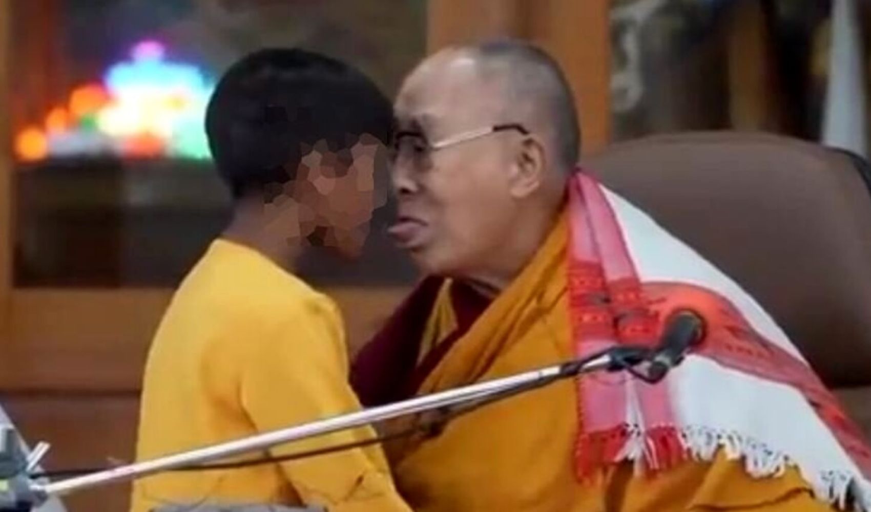 Dalai Lama ad un bambino: "Succhiami la lingua". Per la stampa non è un problema