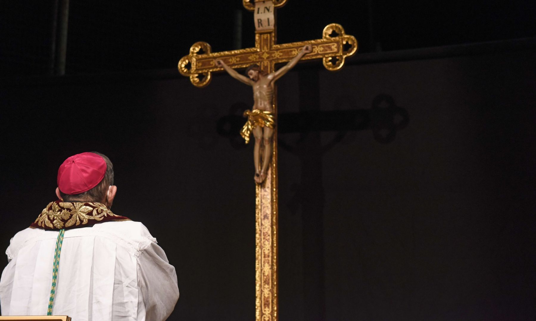 Delpini presiede la Via Crucis: «Perché hai scelto uomini mediocri?»