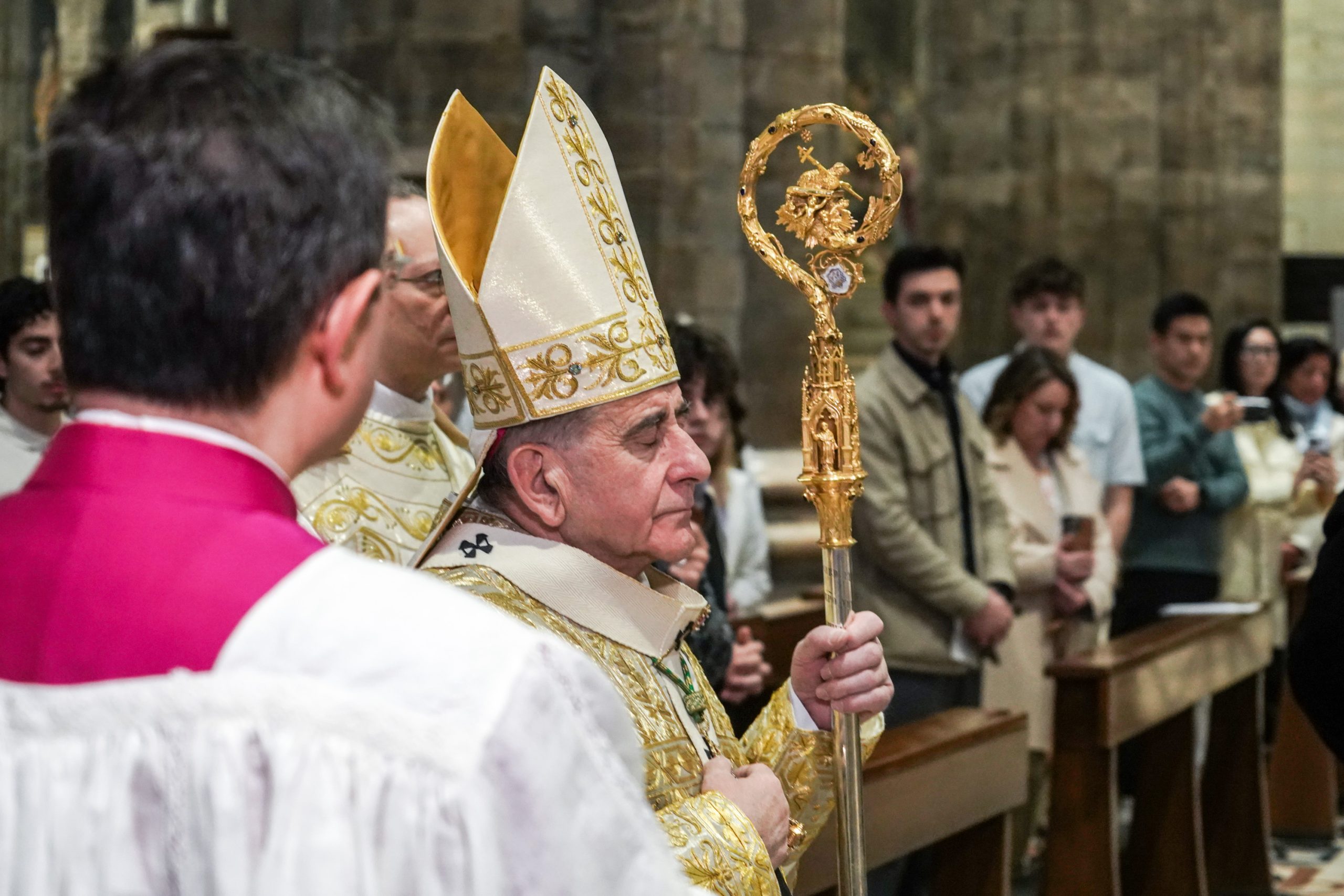 Pasqua. Delpini in Duomo: «Vanno ancora le donne a piangere al sepolcro, agli innumerevoli sepolcri di cui è ferita la terra?»